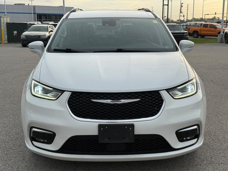 Chrysler Pacifica Vehicle Full-screen Gallery Image 09