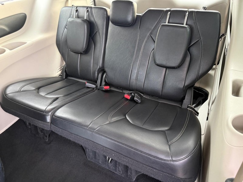 Chrysler Pacifica Vehicle Full-screen Gallery Image 10