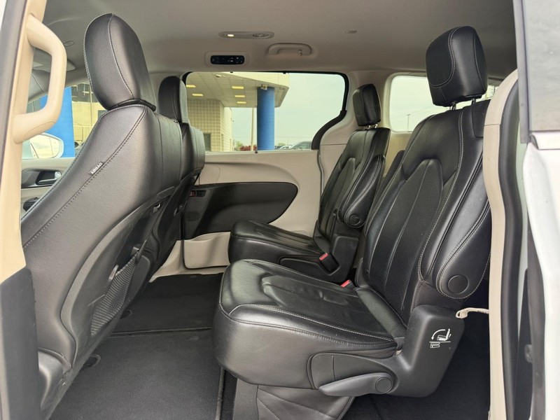 Chrysler Pacifica Vehicle Full-screen Gallery Image 11