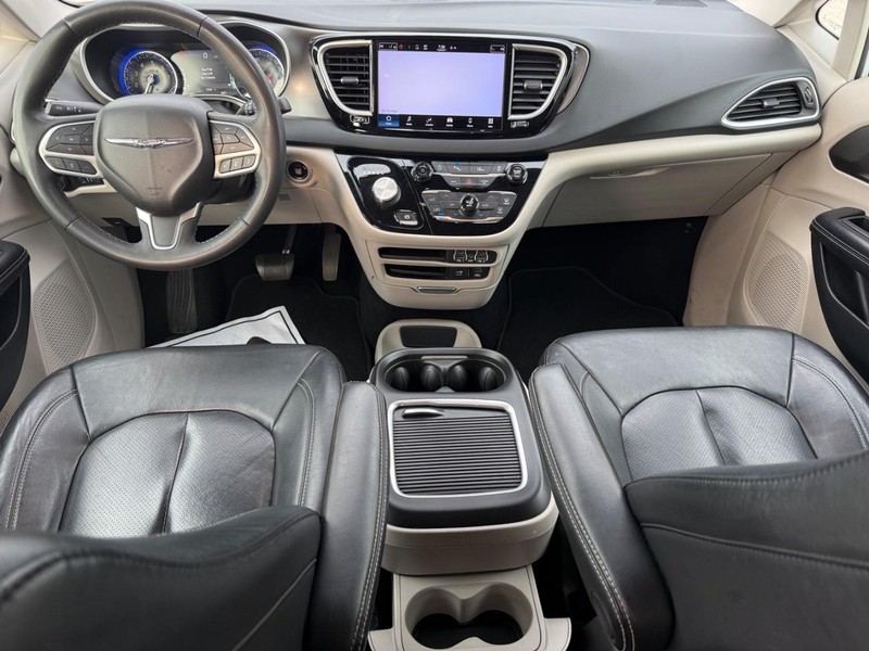 Chrysler Pacifica Vehicle Full-screen Gallery Image 12