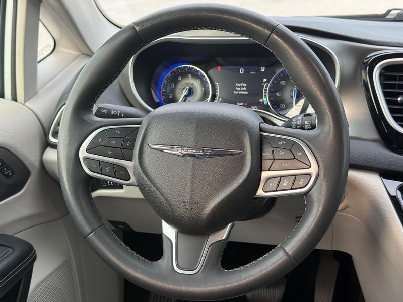 Chrysler Pacifica Vehicle Full-screen Gallery Image 13