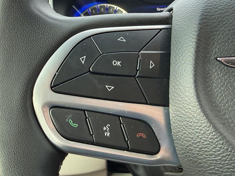 Chrysler Pacifica Vehicle Full-screen Gallery Image 14