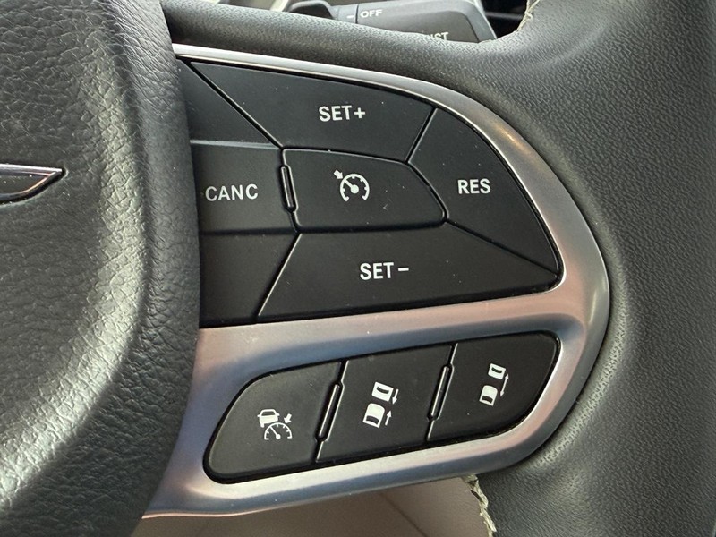 Chrysler Pacifica Vehicle Full-screen Gallery Image 15