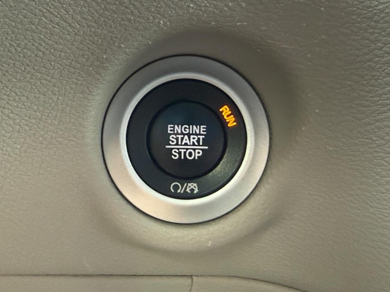 Chrysler Pacifica Vehicle Full-screen Gallery Image 16