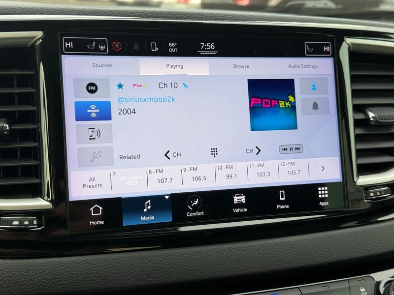 Chrysler Pacifica Vehicle Full-screen Gallery Image 17