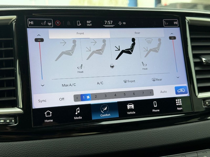 Chrysler Pacifica Vehicle Full-screen Gallery Image 18