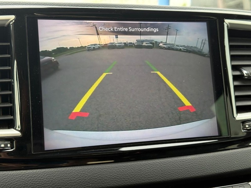 Chrysler Pacifica Vehicle Full-screen Gallery Image 19