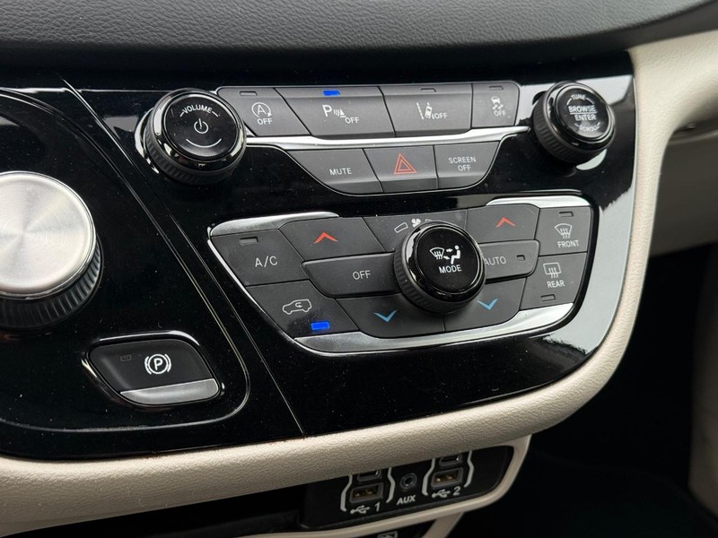 Chrysler Pacifica Vehicle Full-screen Gallery Image 21