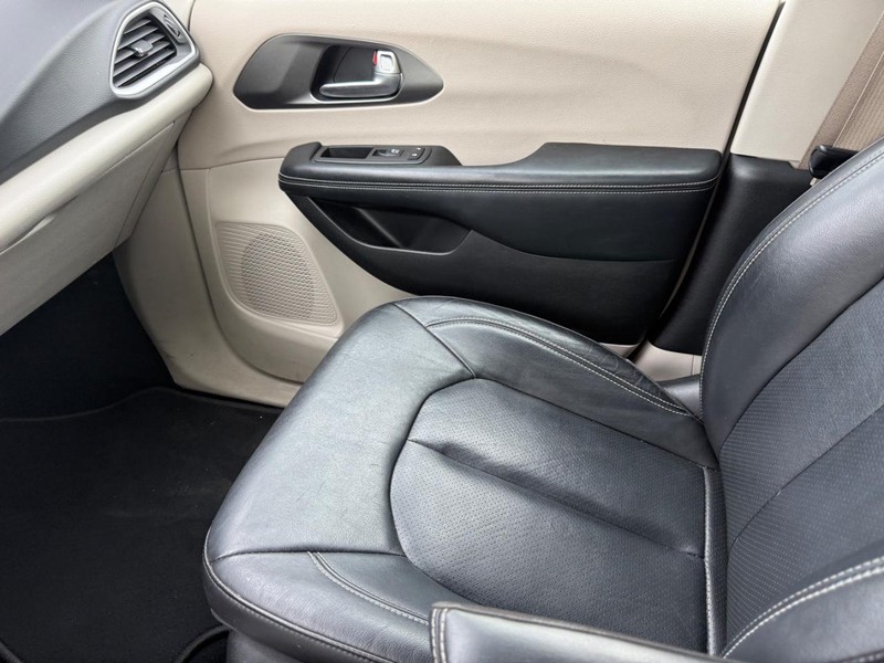 Chrysler Pacifica Vehicle Full-screen Gallery Image 22