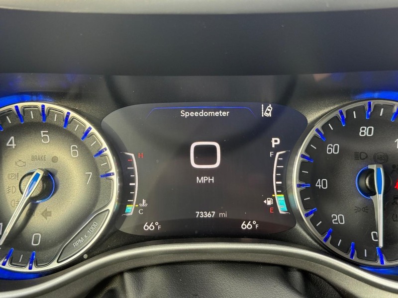 Chrysler Pacifica Vehicle Full-screen Gallery Image 23