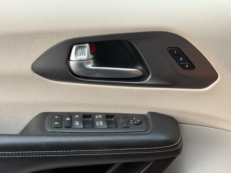 Chrysler Pacifica Vehicle Full-screen Gallery Image 24