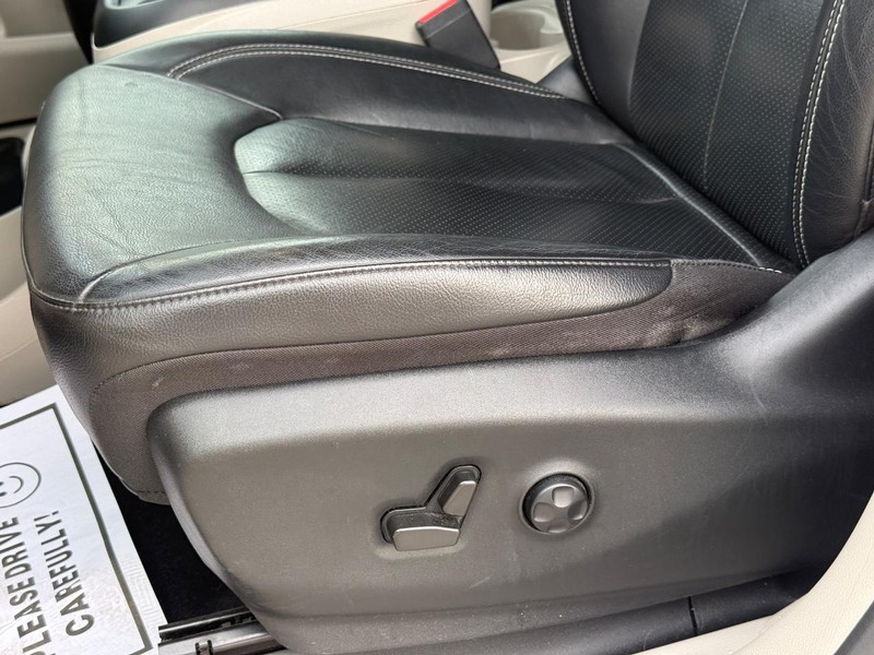 Chrysler Pacifica Vehicle Full-screen Gallery Image 25