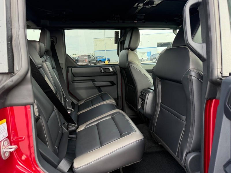 Ford Bronco Vehicle Full-screen Gallery Image 5