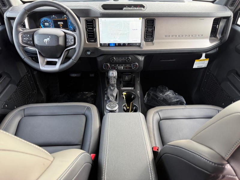 Ford Bronco Vehicle Full-screen Gallery Image 6