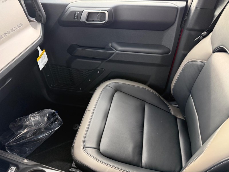 Ford Bronco Vehicle Full-screen Gallery Image 15