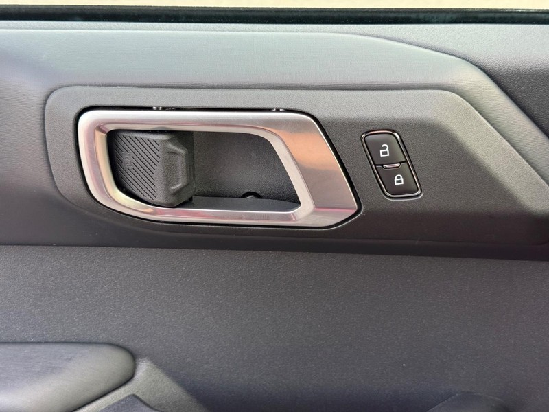 Ford Bronco Vehicle Full-screen Gallery Image 16