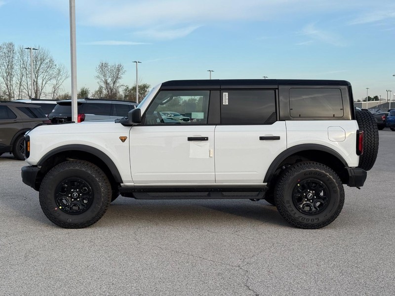 Ford Bronco Vehicle Full-screen Gallery Image 2