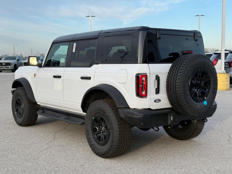 Ford Bronco Vehicle Full-screen Gallery Image 3