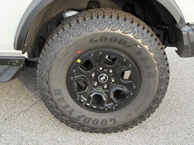 Ford Bronco Vehicle Full-screen Gallery Image 4