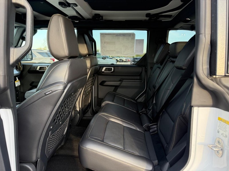 Ford Bronco Vehicle Full-screen Gallery Image 5