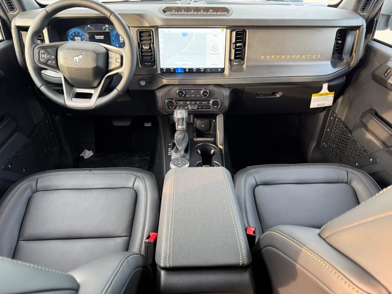 Ford Bronco Vehicle Full-screen Gallery Image 6