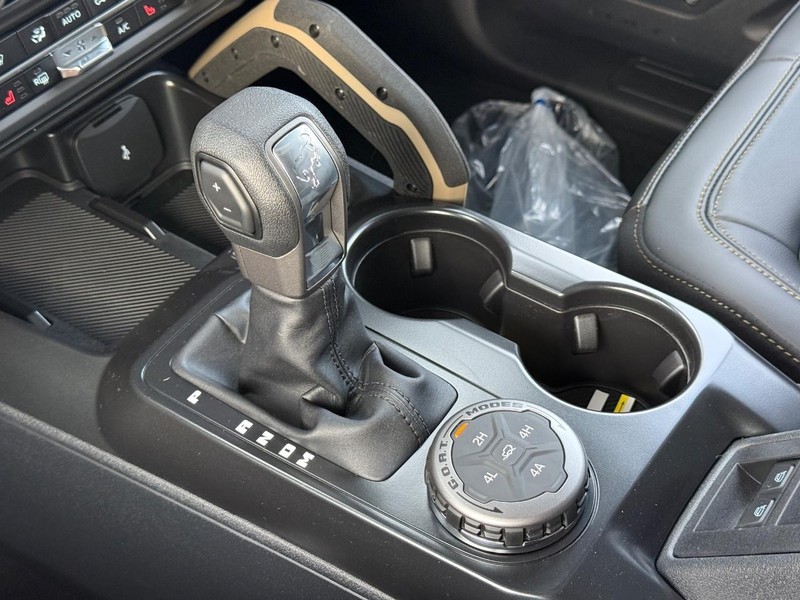 Ford Bronco Vehicle Full-screen Gallery Image 14