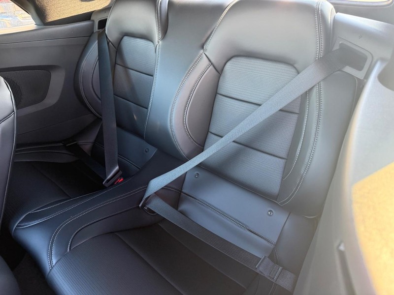 Ford Mustang Vehicle Full-screen Gallery Image 5