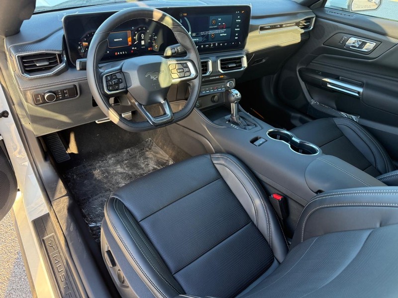 Ford Mustang Vehicle Full-screen Gallery Image 6