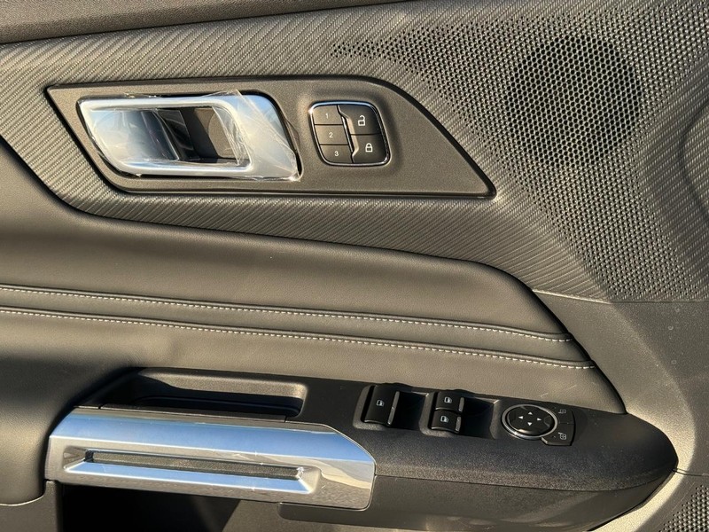 Ford Mustang Vehicle Full-screen Gallery Image 15