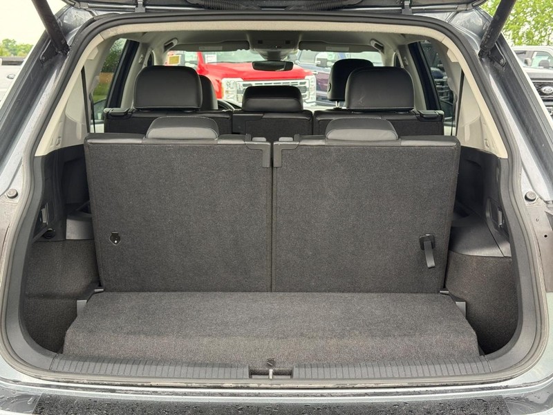 Volkswagen Tiguan Vehicle Full-screen Gallery Image 6