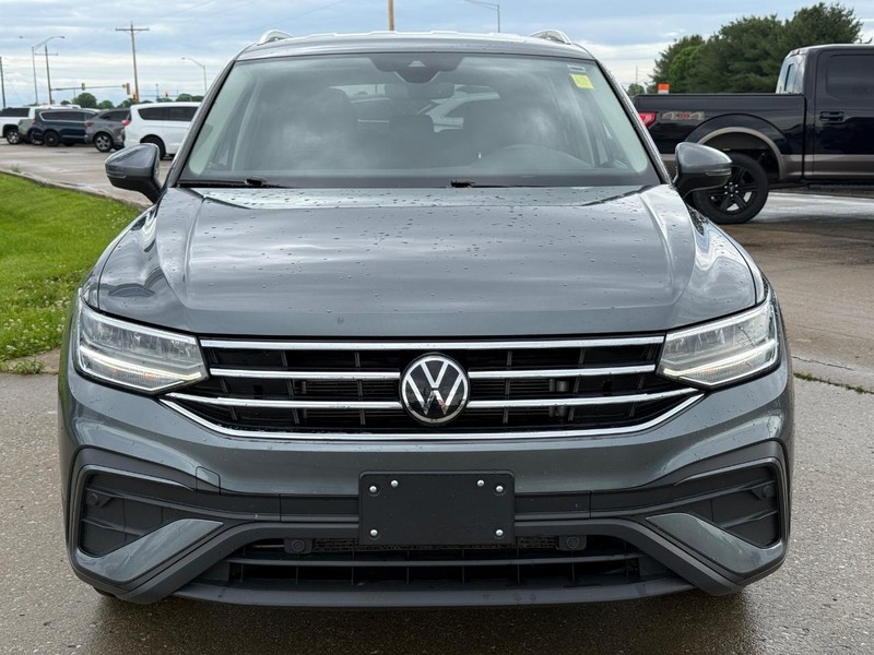 Volkswagen Tiguan Vehicle Full-screen Gallery Image 9