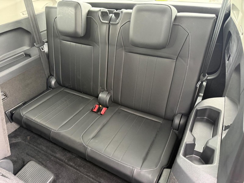 Volkswagen Tiguan Vehicle Full-screen Gallery Image 10