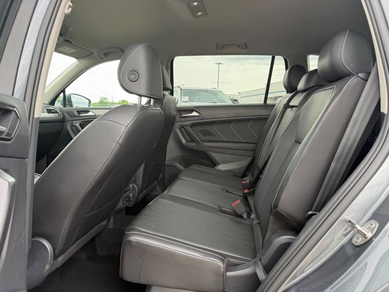 Volkswagen Tiguan Vehicle Full-screen Gallery Image 11