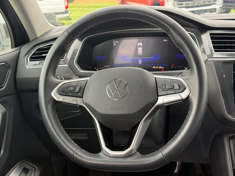 Volkswagen Tiguan Vehicle Full-screen Gallery Image 13
