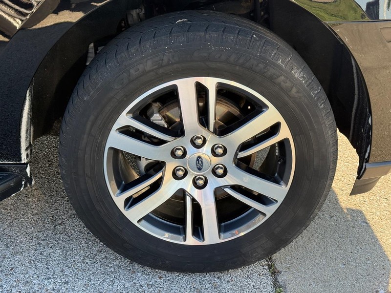 Ford Expedition Max Vehicle Full-screen Gallery Image 7