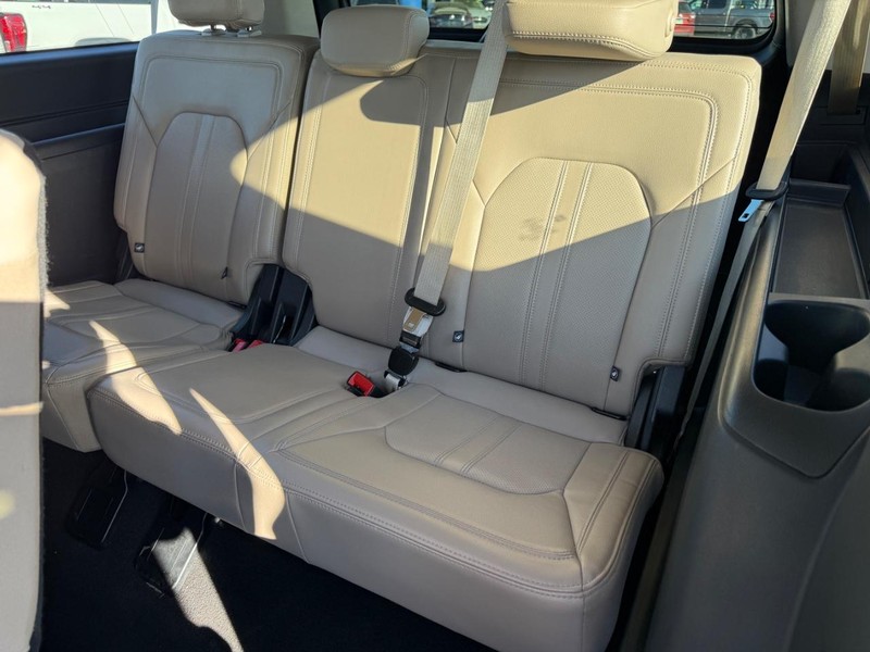 Ford Expedition Max Vehicle Full-screen Gallery Image 10