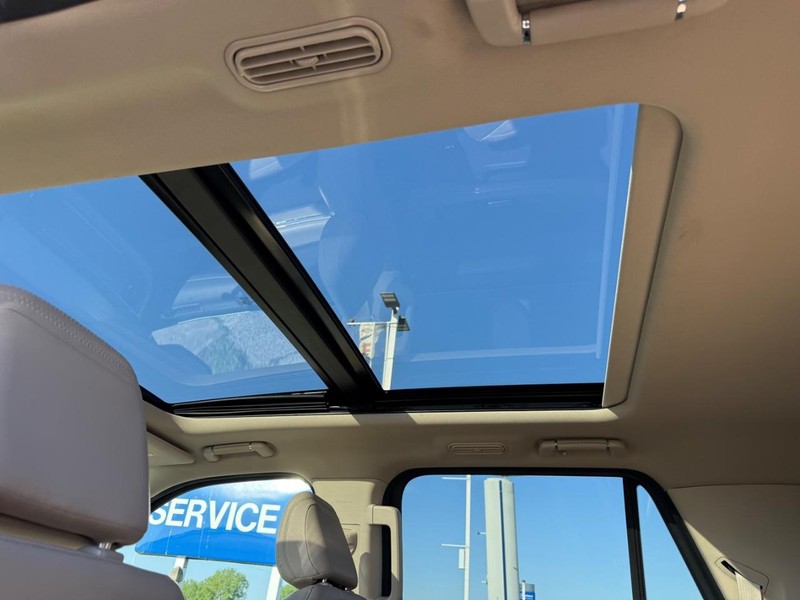 Ford Expedition Max Vehicle Full-screen Gallery Image 11