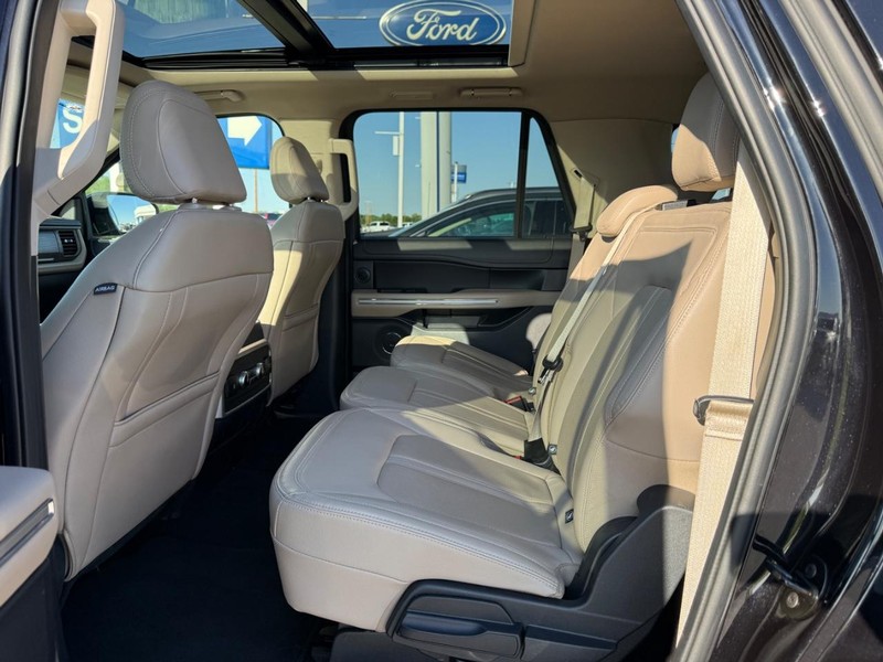 Ford Expedition Max Vehicle Full-screen Gallery Image 12