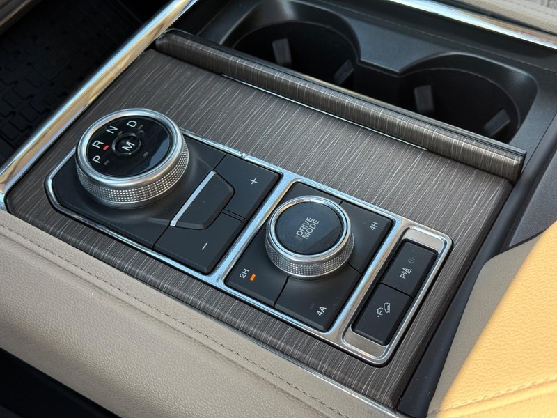 Ford Expedition Max Vehicle Full-screen Gallery Image 21
