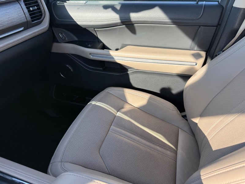 Ford Expedition Max Vehicle Full-screen Gallery Image 23