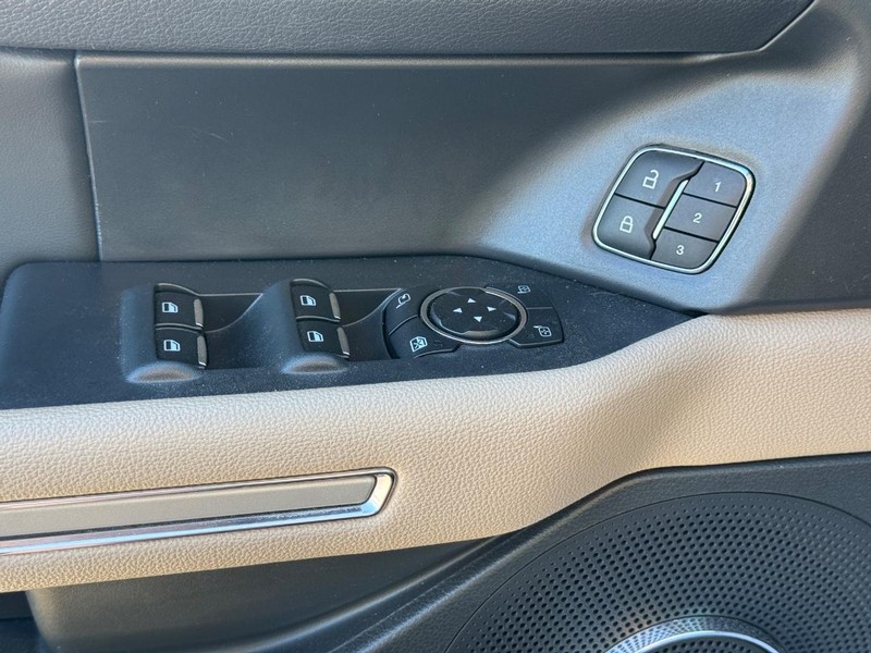 Ford Expedition Max Vehicle Full-screen Gallery Image 26