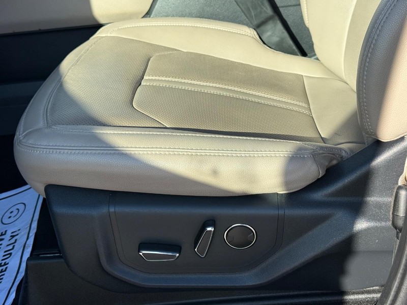 Ford Expedition Max Vehicle Full-screen Gallery Image 28