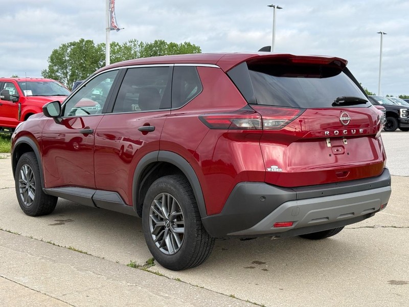 Nissan Rogue Vehicle Full-screen Gallery Image 3