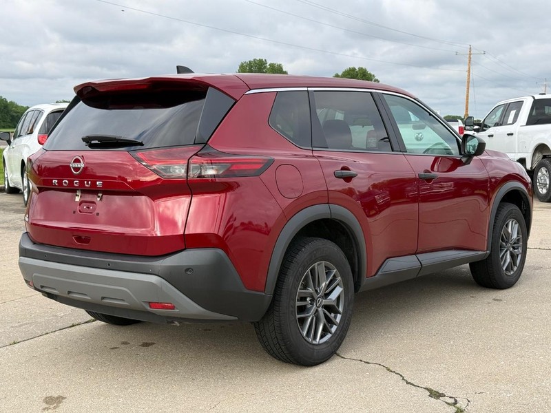 Nissan Rogue Vehicle Full-screen Gallery Image 5