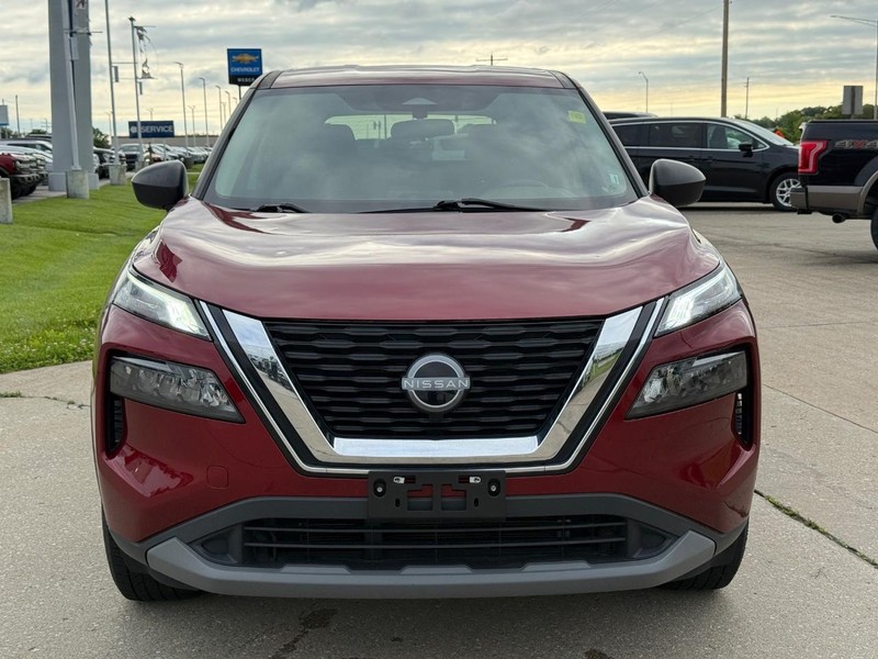 Nissan Rogue Vehicle Full-screen Gallery Image 9