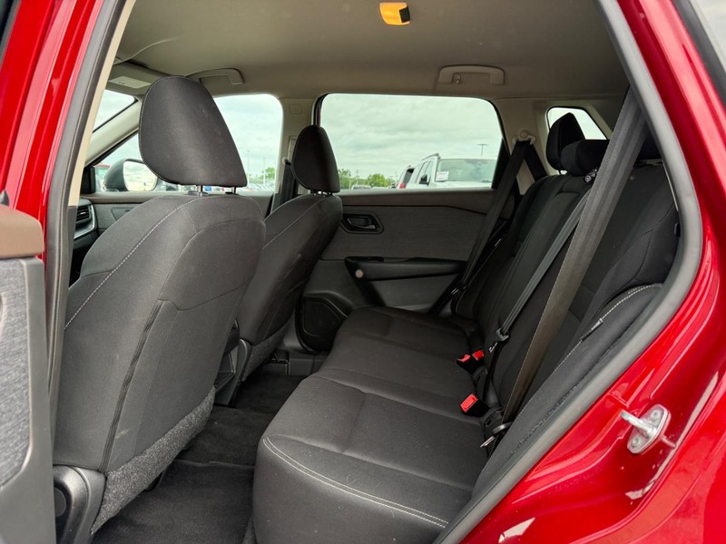 Nissan Rogue Vehicle Full-screen Gallery Image 10