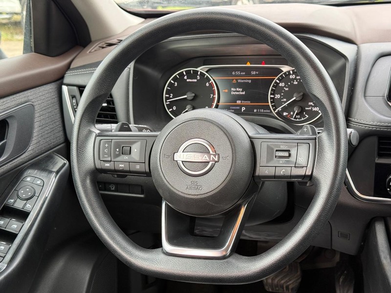Nissan Rogue Vehicle Full-screen Gallery Image 12