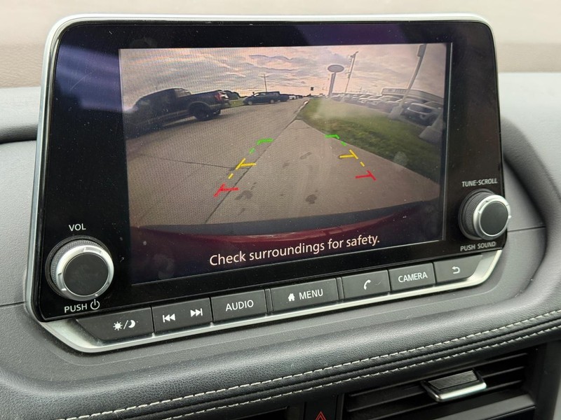 Nissan Rogue Vehicle Full-screen Gallery Image 16