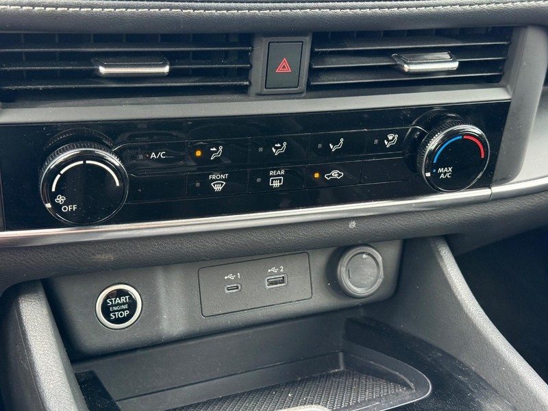 Nissan Rogue Vehicle Full-screen Gallery Image 17