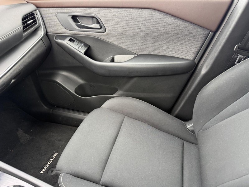Nissan Rogue Vehicle Full-screen Gallery Image 19